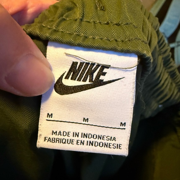 Nike men’s medium tech woven commuter pants - olive green - Picture 6 of 6